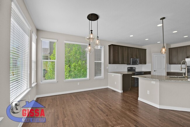 Building Photo - Beautiful home with 5 bedrooms, 4 bathroom...