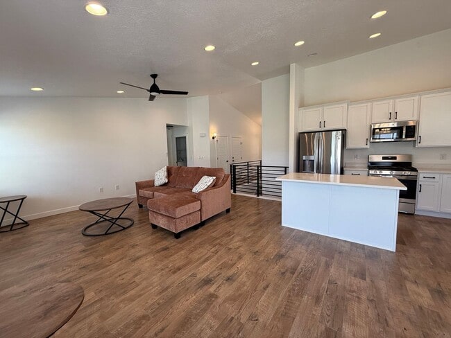 Building Photo - 881 W Sagewood Dr