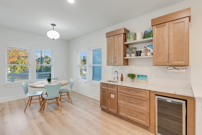 Building Photo - 223 E Lakeshore Dr