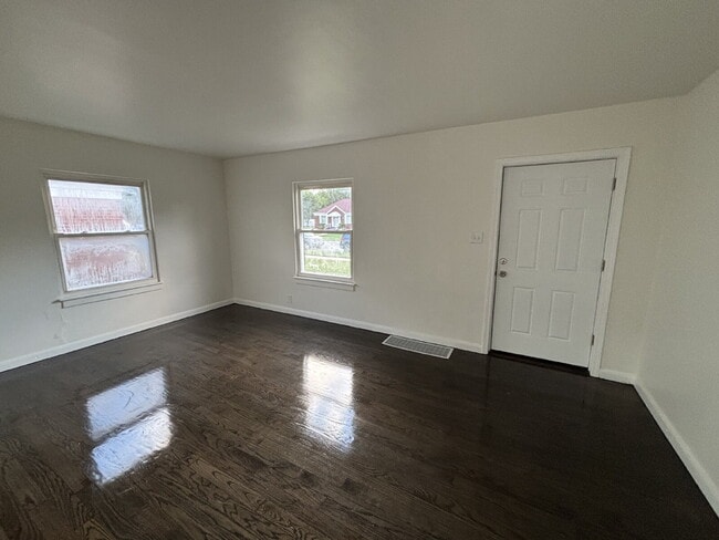 Building Photo - Classic 4 Bed Home in The Heart of Gary!