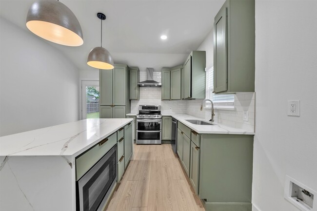 Building Photo - 601 Pearson Ave