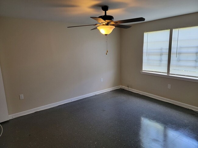 Building Photo - 925-927 Flood St