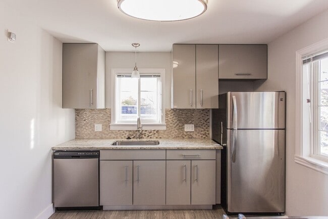 Building Photo - Immaculate Fully Renovated 2 bed/1 bath!