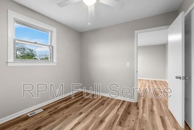 Building Photo - 895a W Sharpe Ave
