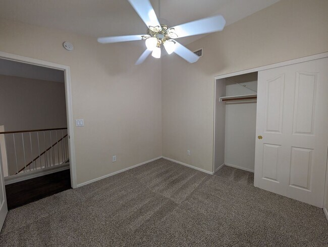 Building Photo - 4 Bedroom 2.5 Bathroom Lakewood Home