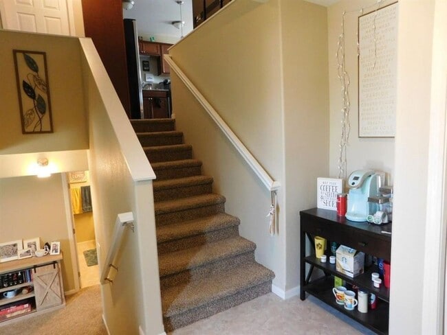 Building Photo - 3 Bedroom Townhome!