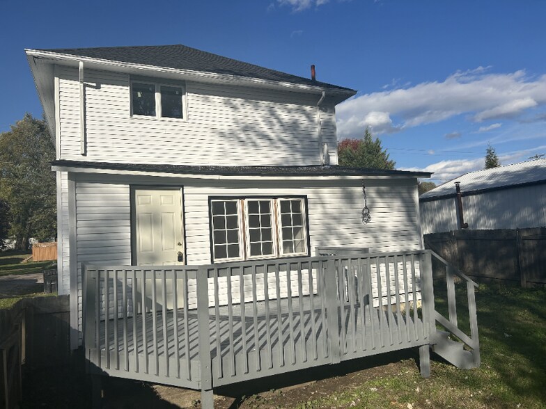 Building Photo - 833 Garfield Ave