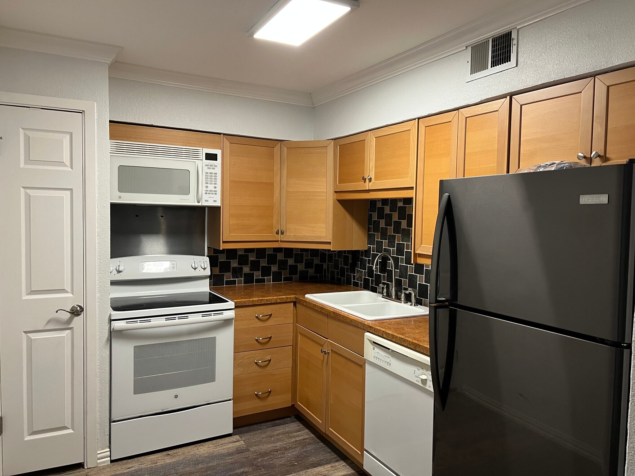 Kitchen - 4340 Cedar Springs Rd