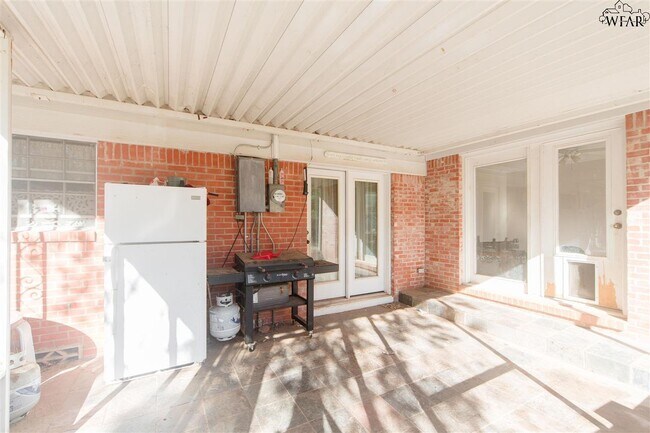 Building Photo - 2415 Ellingham