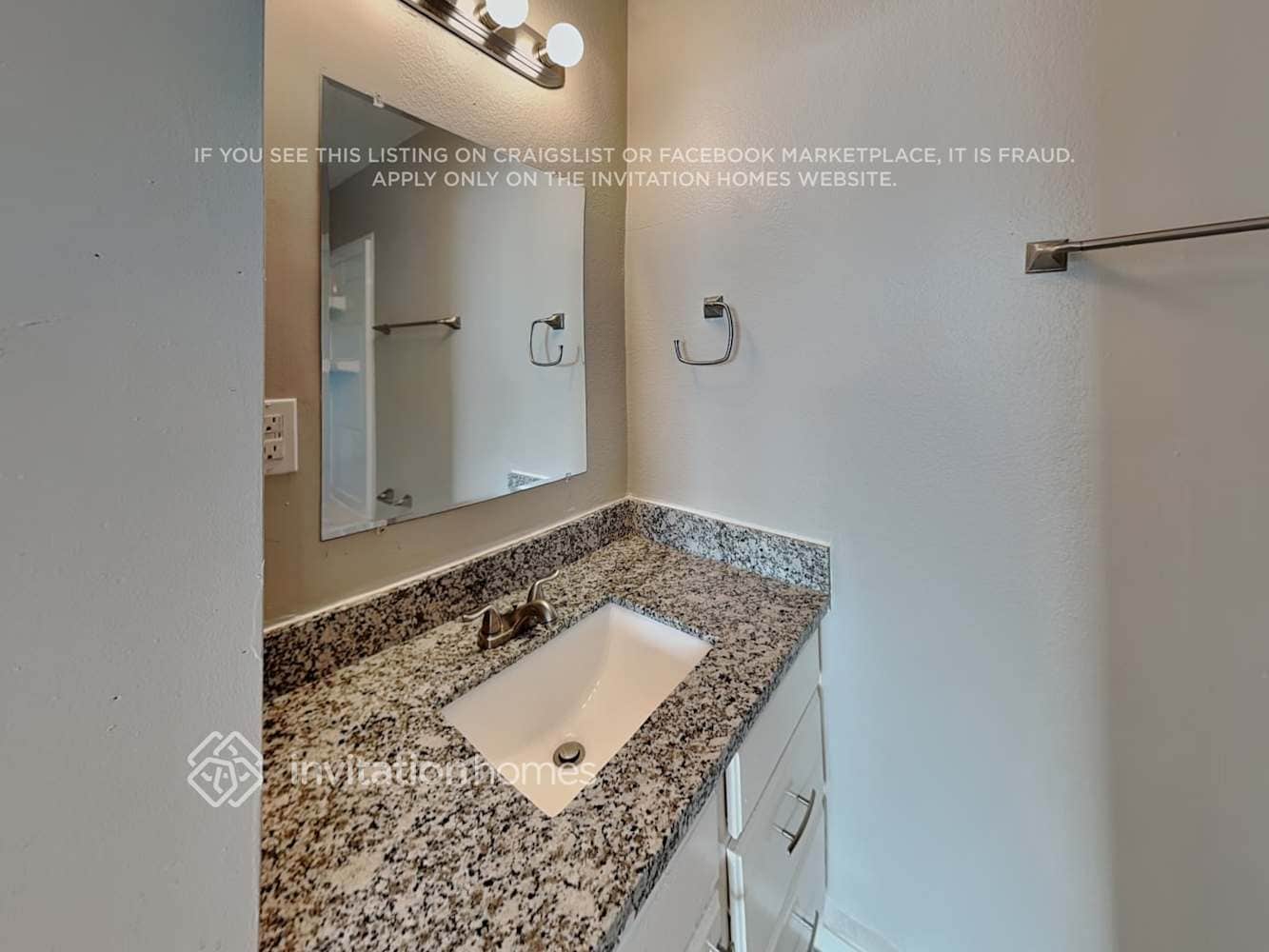 Building Photo - 1919 Carriage Club Dr