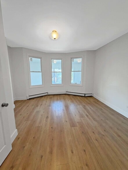 Building Photo - 132 Bayview Ave