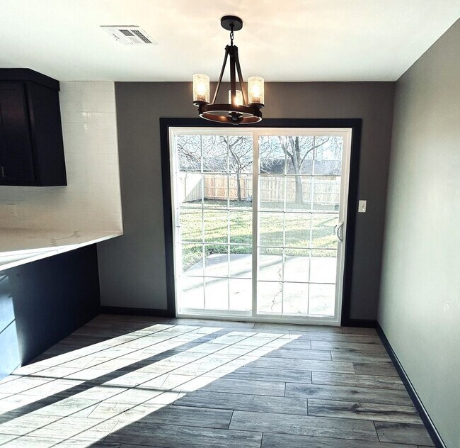 Building Photo - 2114 Allenhurst St