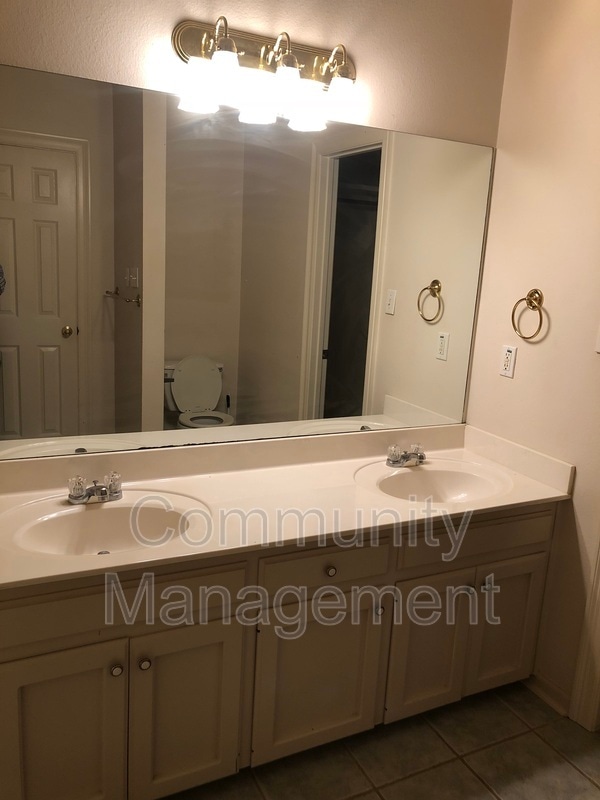 Building Photo - 221 Briarhaven Dr