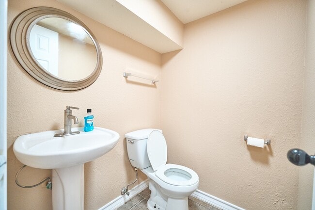 Building Photo - 10126 Northview Dr