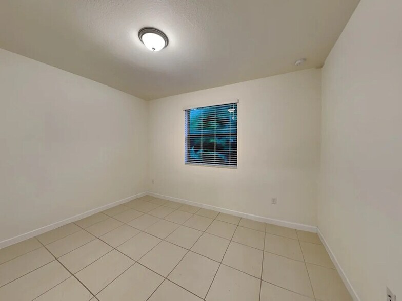 Building Photo - 124 SE 35 Ave