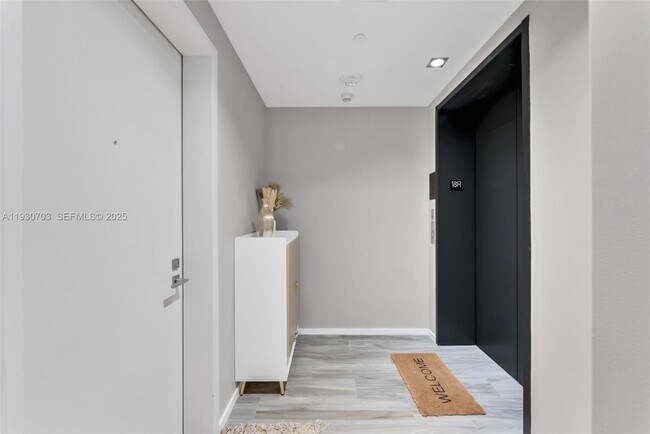 Building Photo - 801 S Miami Ave