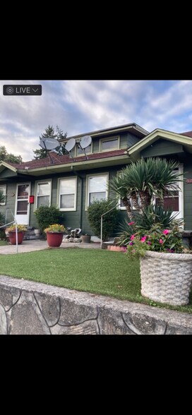 Carefree front yard next to Peninsula Park - 535 N Ainsworth St