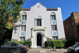 Building Photo - 1943 NW Irving St