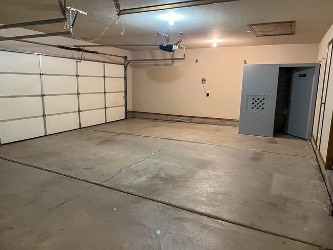 Building Photo - (3) Bed/(2) Bath + Study and Safe Room in ...