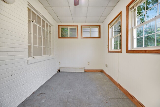 Building Photo - 1221 Raum St NE