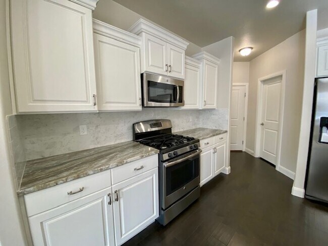 Building Photo - SPACIOUS HOME FOR RENT!