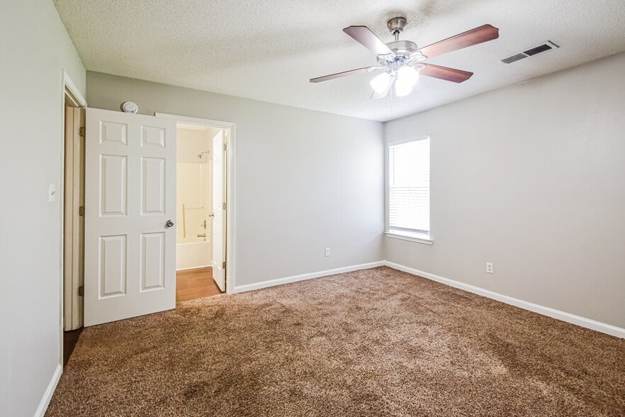 Building Photo - 4506 Shadow Hollow Dr