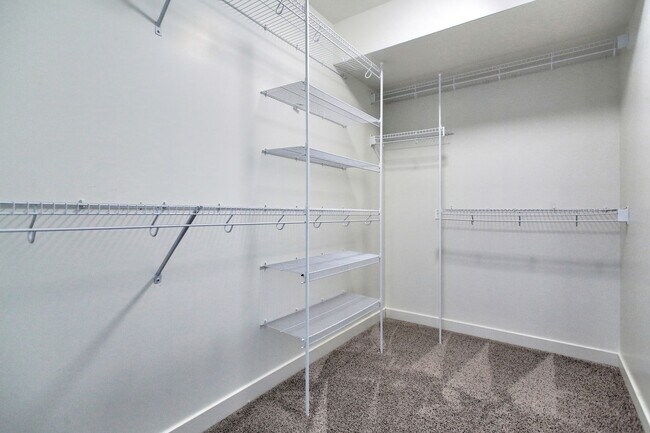 Building Photo - Spacious 2 Bed/2 Bath Condo in Prime Location