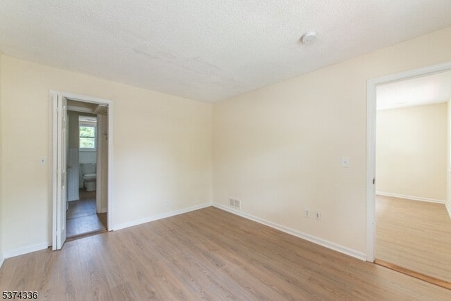 Building Photo - 18 Pleasant View Ave