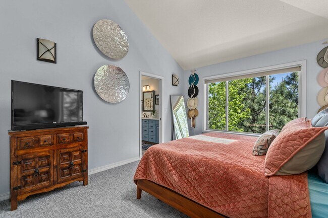 Building Photo - Beautiful bright home with large yard, fin...