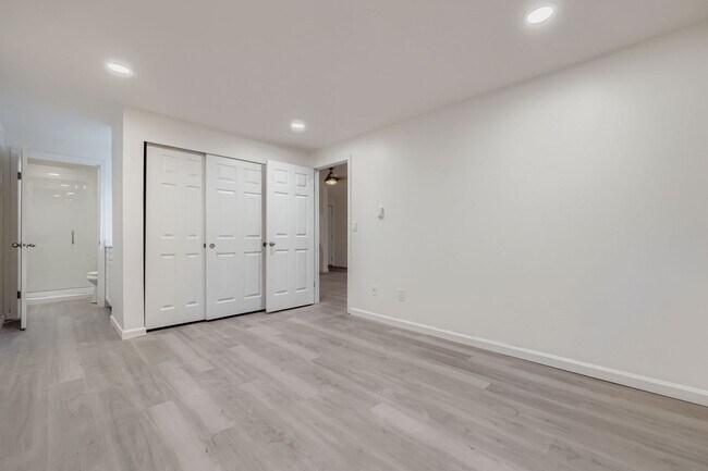 Building Photo - Beautiful 2Bed/1.75Bath in an Exclusive Community in the heart of Kirkland!