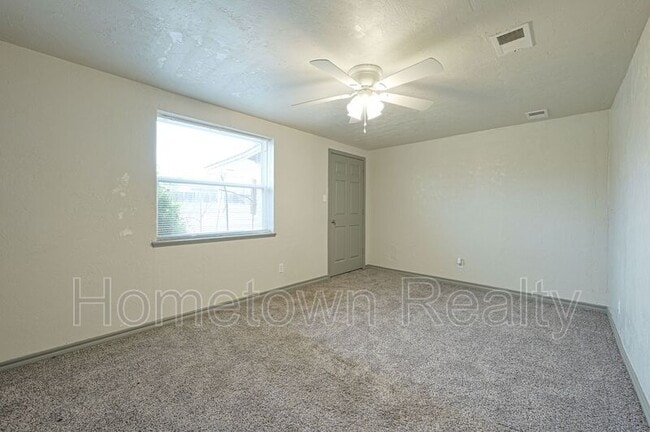 Building Photo - 2124 S Sunnylane Rd