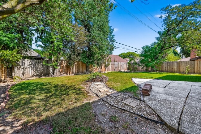 Building Photo - 813 Lakeview Dr