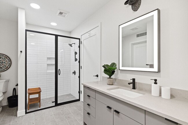 Building Photo - Hip Strip Furnished Condo in Reed Building $2,500 / Month - DATES NEGOTIABLE