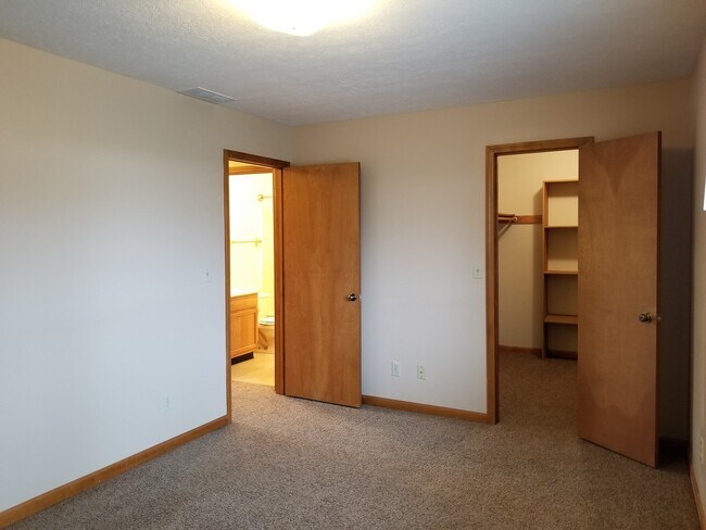 Building Photo - 3 bed 1.5 bath home available July 15th.