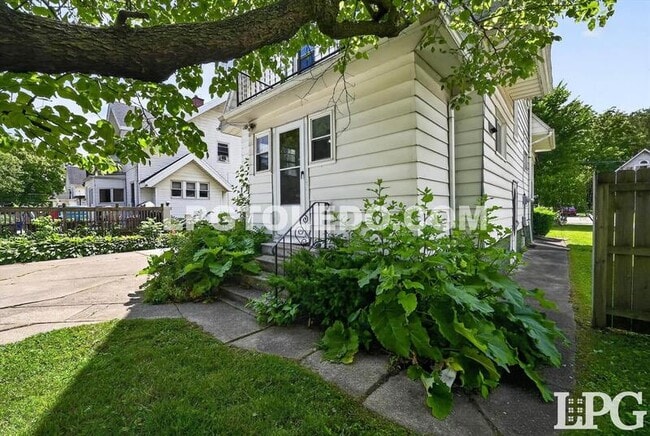 Building Photo - 3822 Lockwood Ave