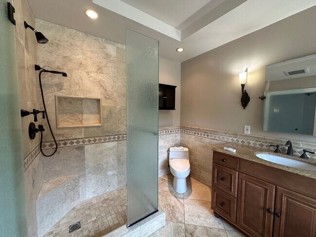 Building Photo - Stunning 4+2 Pool Home Home In Westlake Hi...