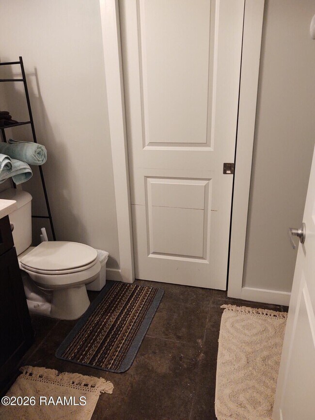 Building Photo - 206 Highland Oaks Ln