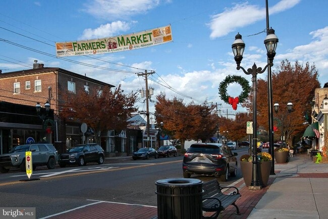 Building Photo - 1305 Sylvan Dr