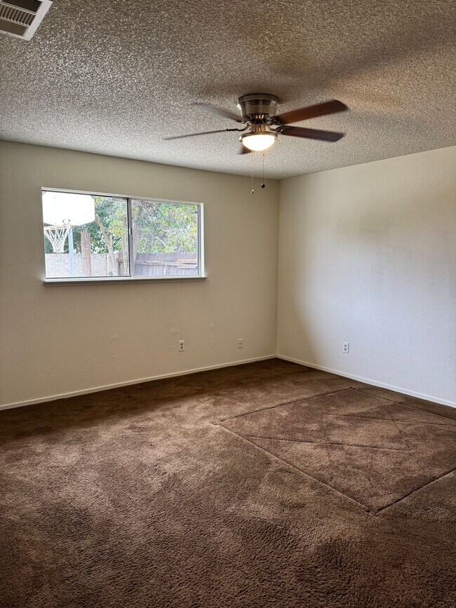 Building Photo - 1586 Hawthorne Dr