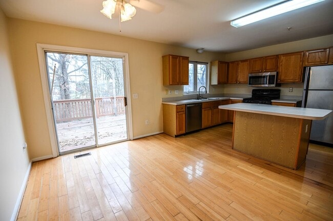 Building Photo - Seven Oaks Townhouse