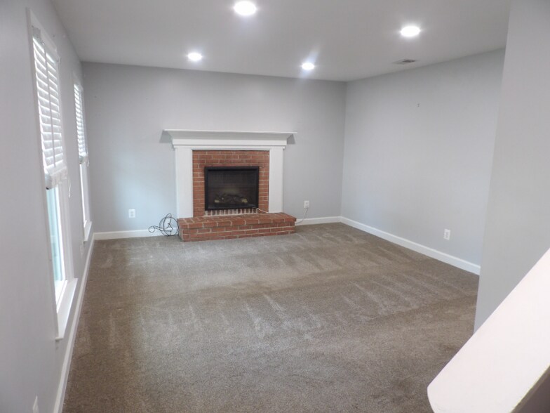 Building Photo - 413 Forest Ct