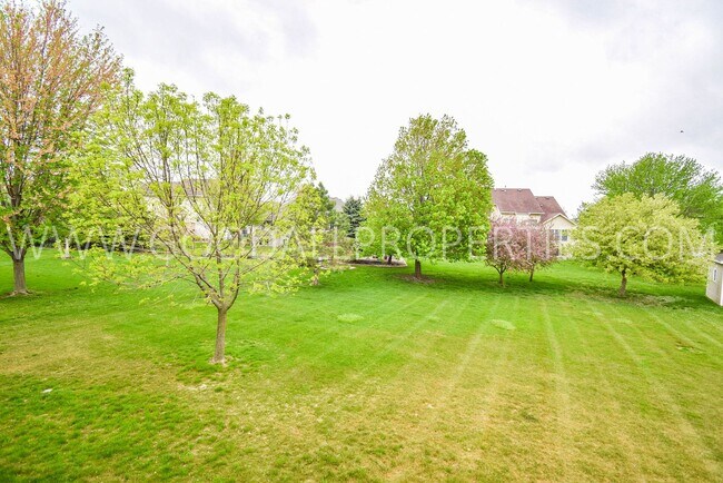 Building Photo - 4 Bedroom 2.5 Bathroom home in Urbandale