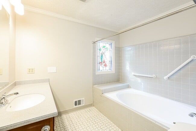 Building Photo - 6858 Creekwood Dr