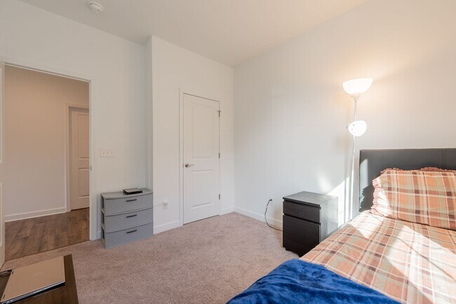 Building Photo - Modern Home with Open Floor Plan in Blacksburg