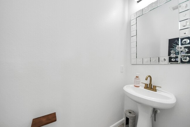 Building Photo - 8111 Fairfield Mnr Wy