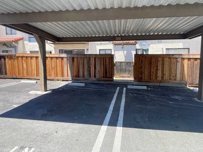 Building Photo - Beautiful Updated 3 Bedroom, 2 1/2 Bath Condo