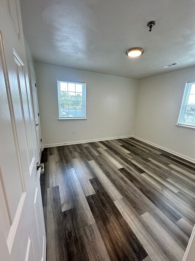 Building Photo - Renovated 4 Bedroom 2 Bath Room Downtown -...