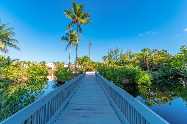 Building Photo - 545 SE 12th St