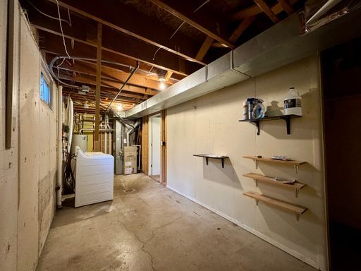 Building Photo - Large Single Family Home Available NOW!! ONE MONTH FREE!!