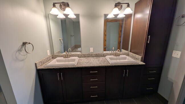 Building Photo - 149 Swan St